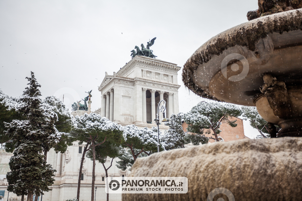 A lovely day of snow in Rome, Italy, 26th February 2018: a beautiful view of Altare della Patria and Fontana dell'Aracoeli under the snow