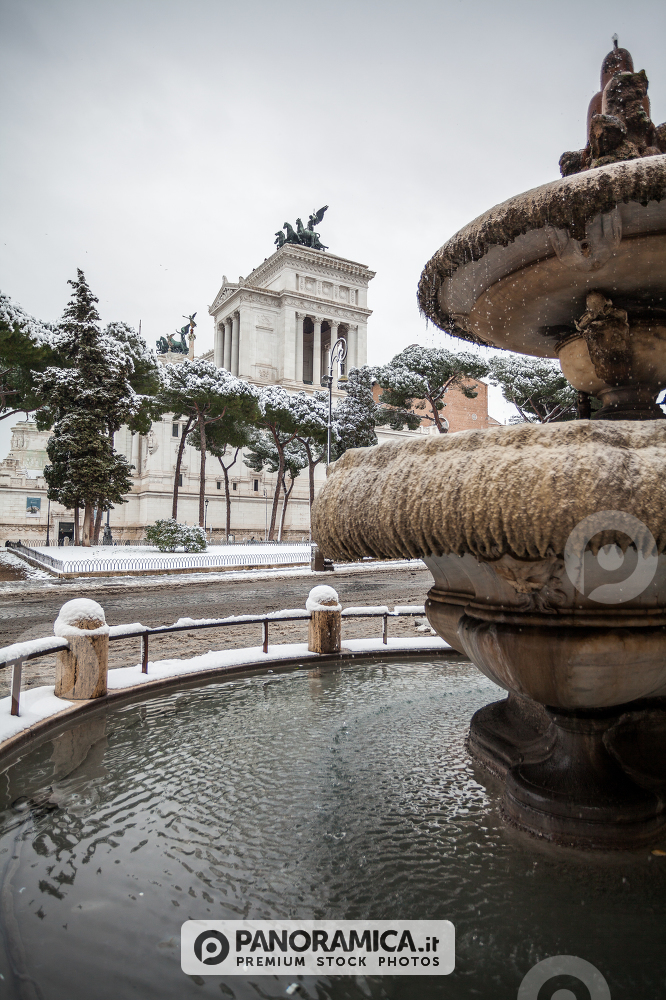 A lovely day of snow in Rome, Italy, 26th February 2018: a beautiful view of Altare della Patria and Fontana dell'Aracoeli under the snow