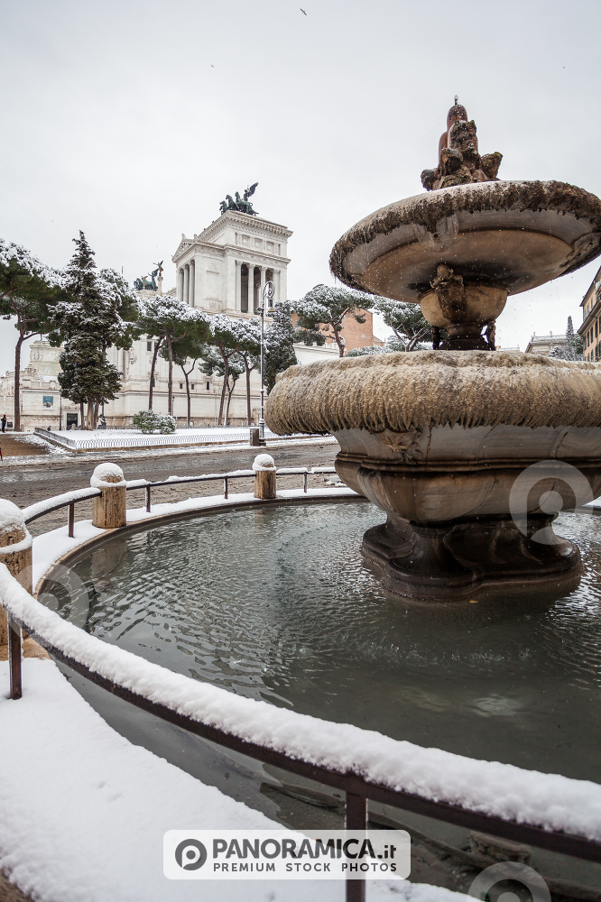 A lovely day of snow in Rome, Italy, 26th February 2018: a beautiful view of Altare della Patria and Fontana dell'Aracoeli under the snow