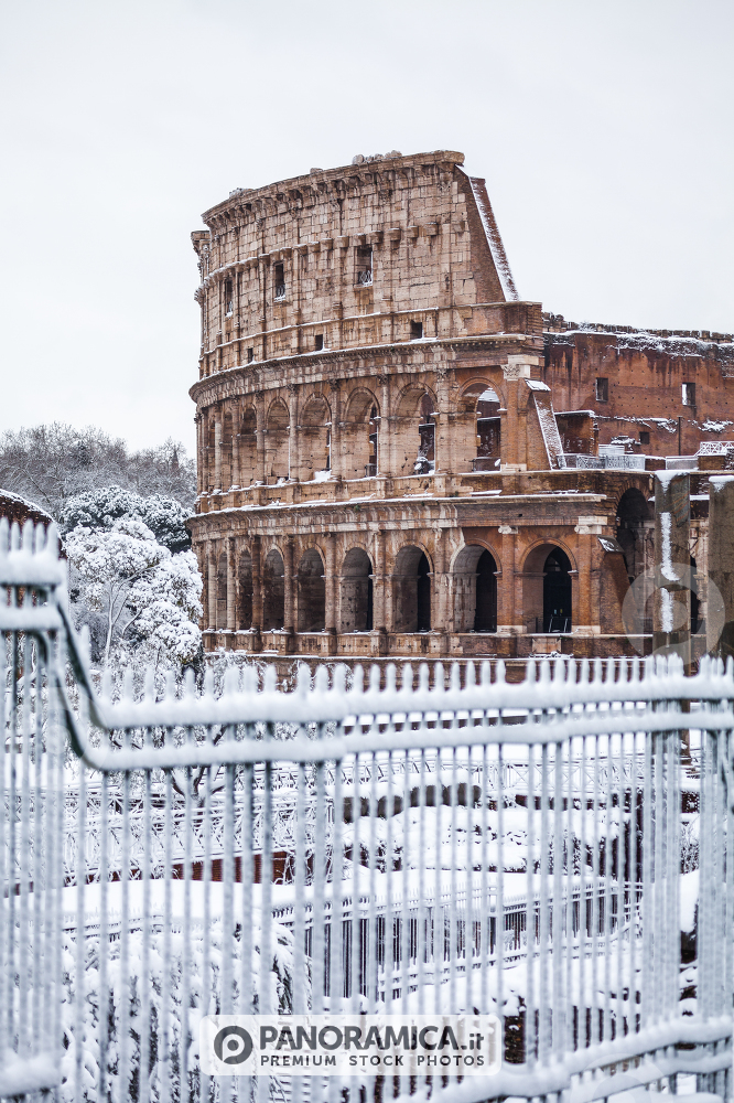 A lovely day of snow in Rome, Italy, 26th February 2018: a beautiful view of Colosseum under the snow