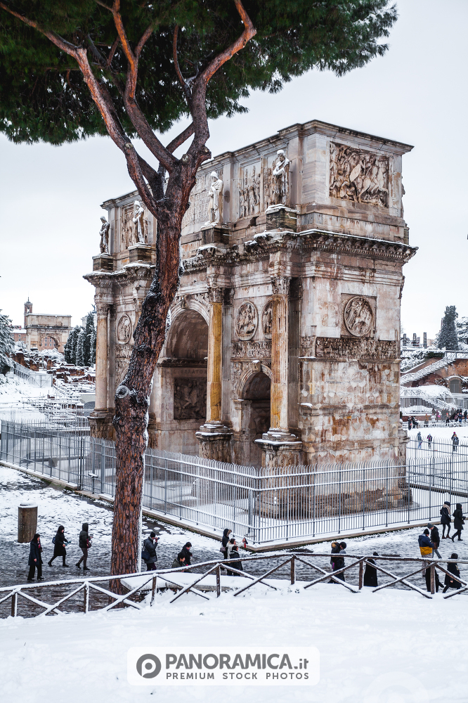 A lovely day of snow in Rome, Italy, 26th February 2018: a beautiful view of the Arch of Costantino near the Colosseum under the snow