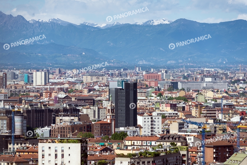 AC Hotel e panoramica nord di Milano con le Alpi