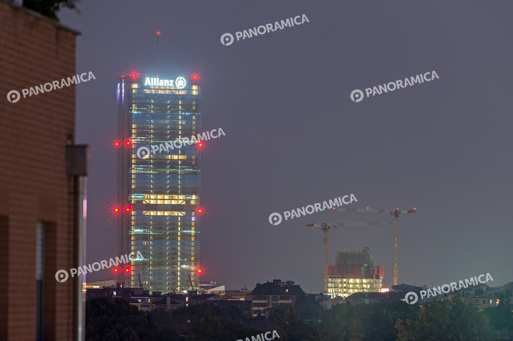 Accensione insegna bianca Allianz sulla torre Isozaki
