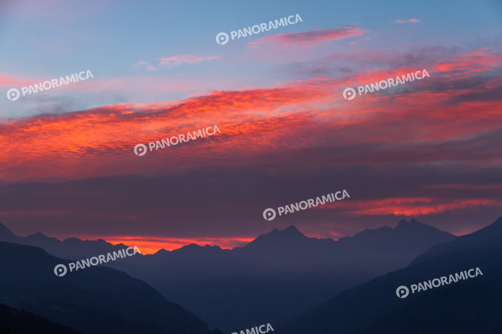 Alba con cielo infuocato, vista verso est