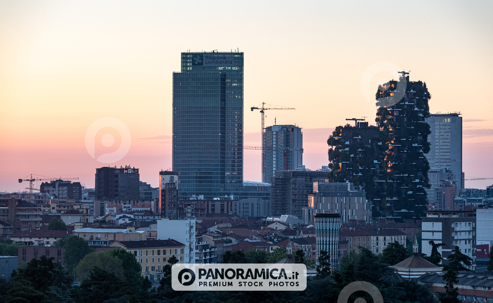 Alba su Bosco Verticale e Palazzo della Regione Lombardia