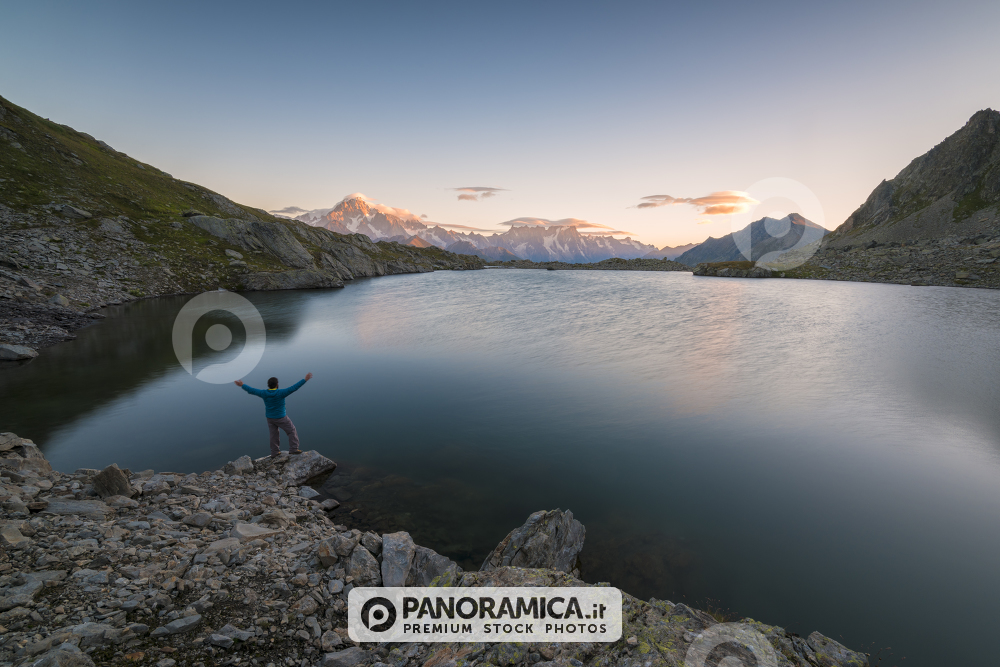Alpinista al Lago Tachuy all'alba, Valle de La Thuile, Valle d'Aosta