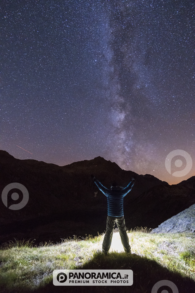 Alpinista guarda la Via Lattea, Valle de La Thuile, Valle d'Aosta