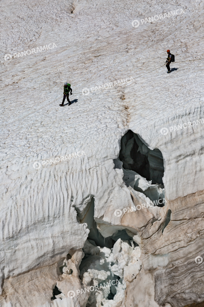 Alpinisti in cordata su ghiacciaio