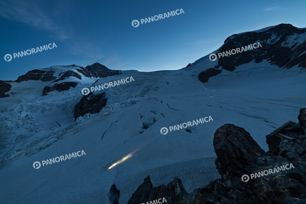 Alpinisti in salita sul Monte Rosa alle prime luci dell'alba