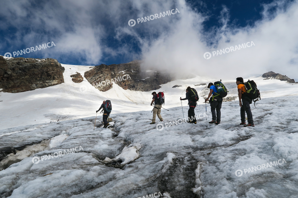 Alpinisti in salita verso il Rifugio Gnifetti