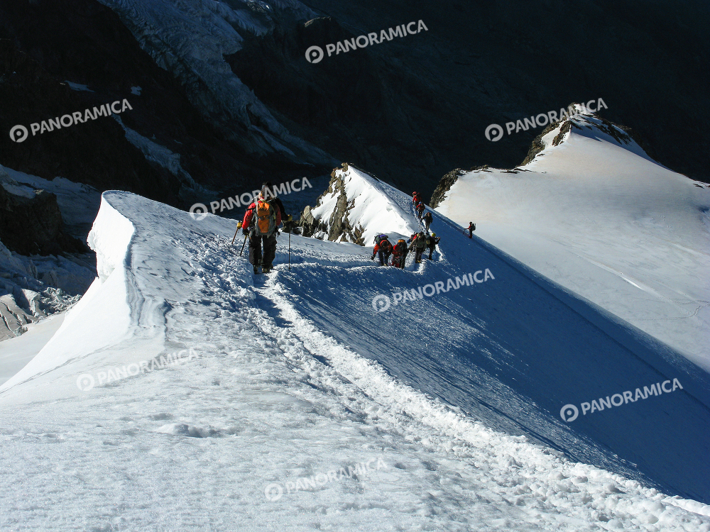 Alpinisti lungo la via di salita del Castore, Monte Rosa
