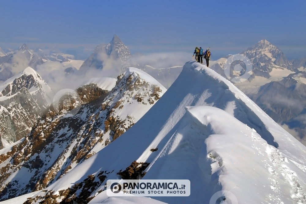 Alpinisti sulla cresta affilata (traversata dei Lyskamm)