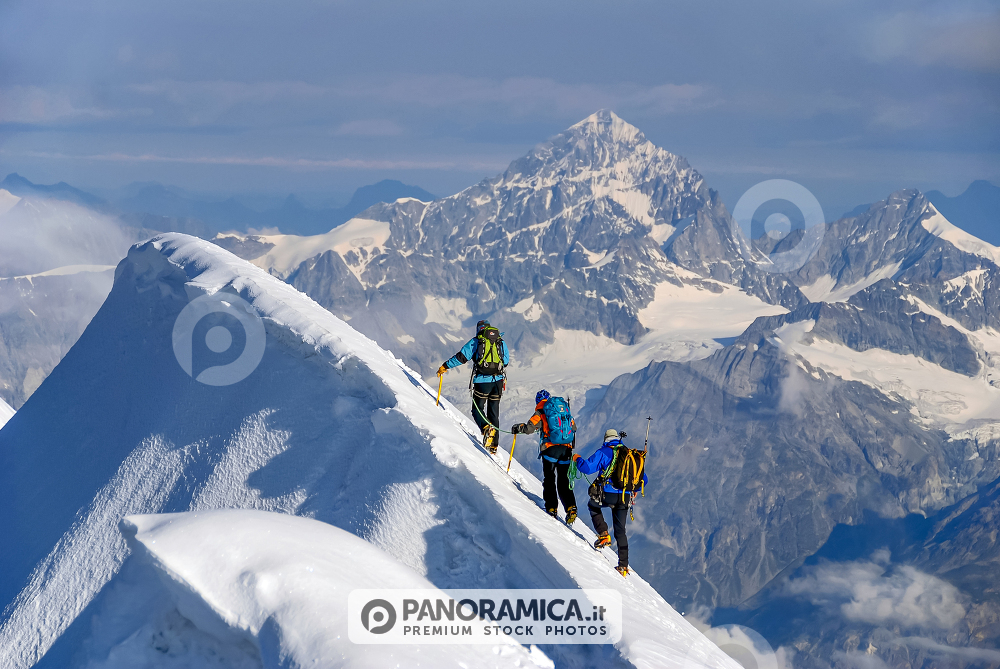 Alpinisti sulla cresta affilata (traversata dei Lyskamm)