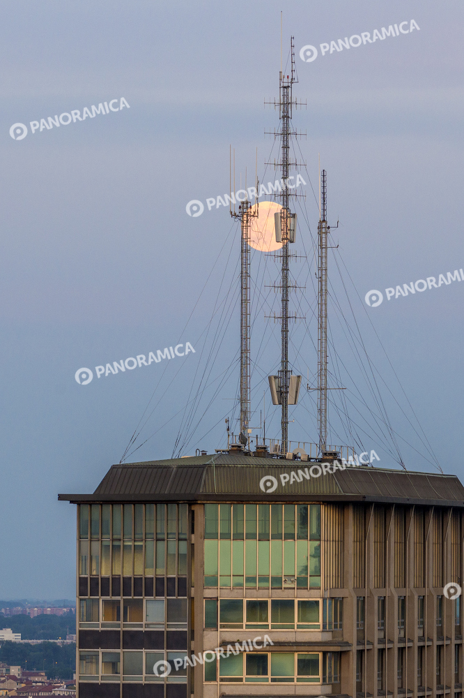 Antenne e luna piena sulla Torre degli uffici tecnici comunali