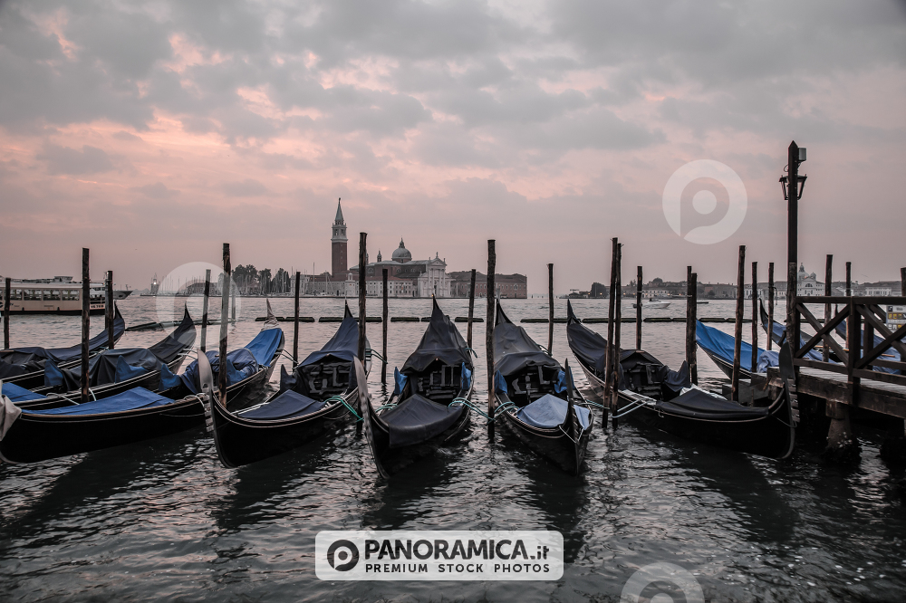 Attraccate fianco a fianco