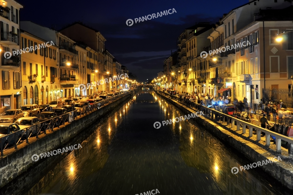 Auto parcheggiate sul naviglio