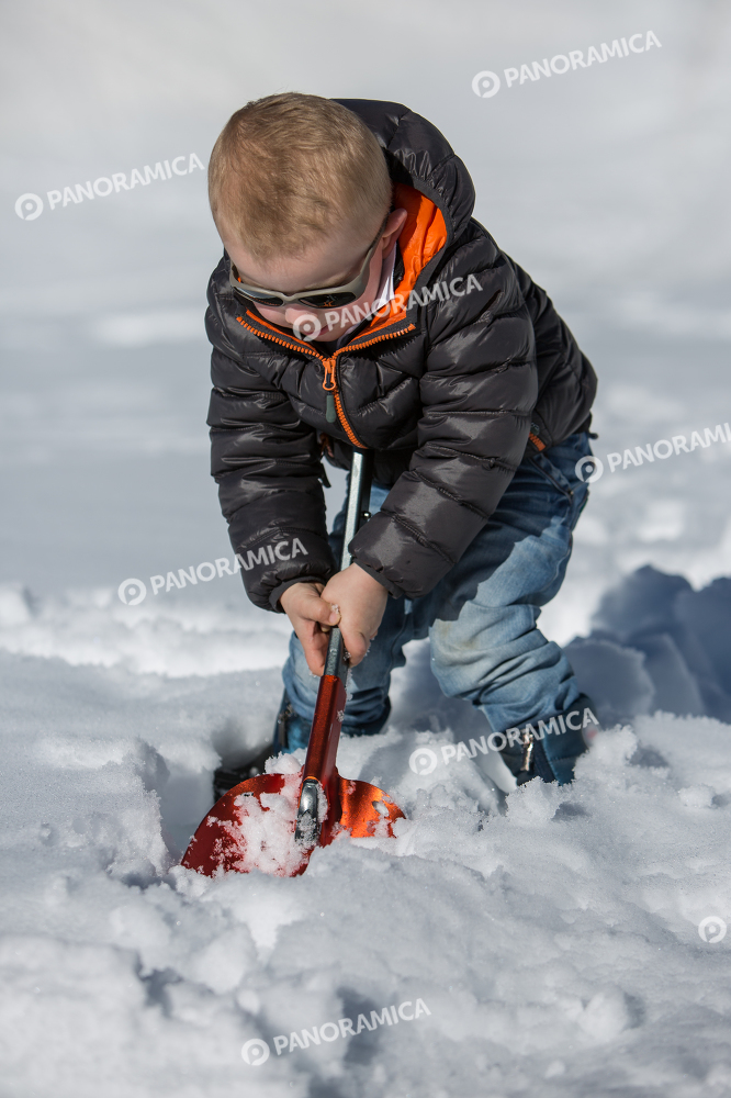 Bambino che gioca con la neve