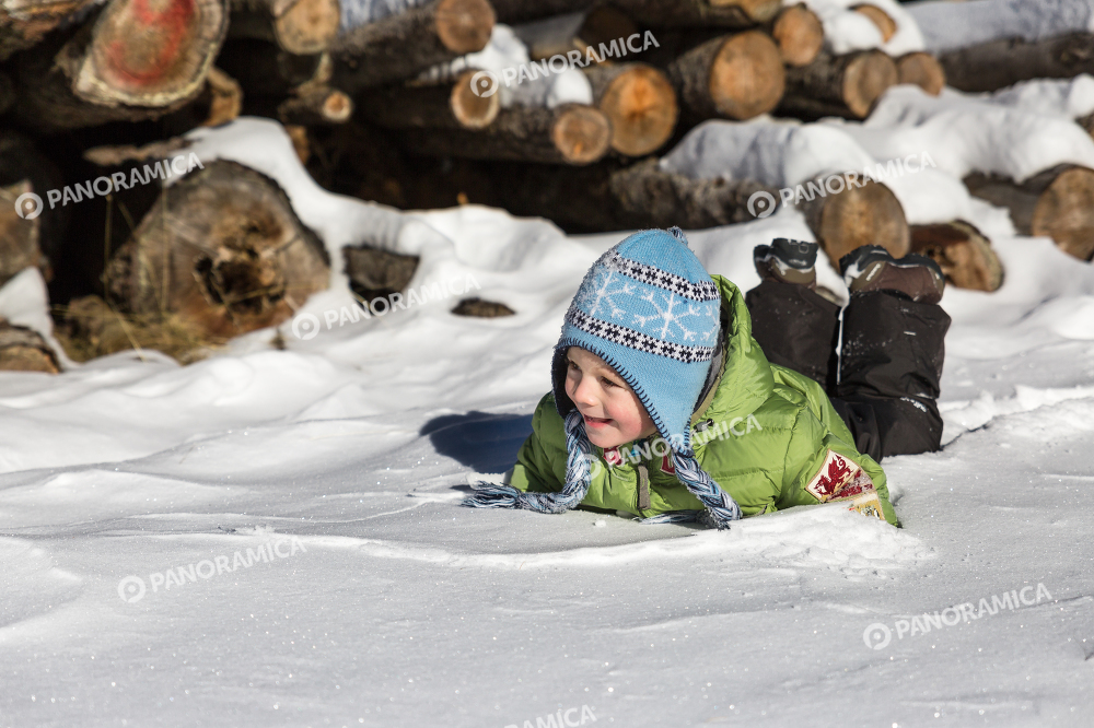 Bambino che gioca nelle neve