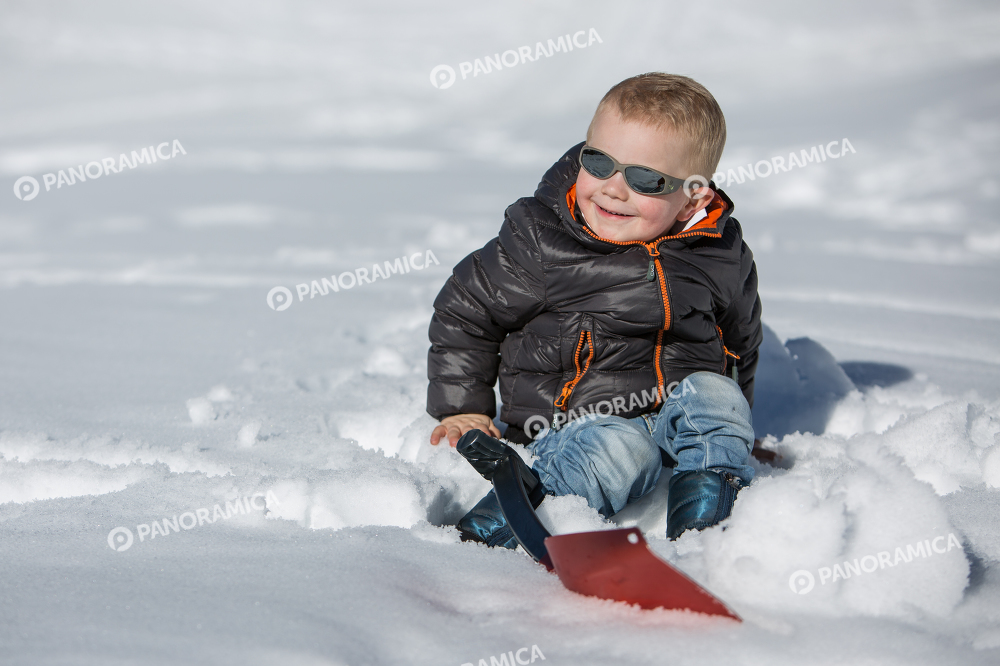 Bambino che gioca sulla neve