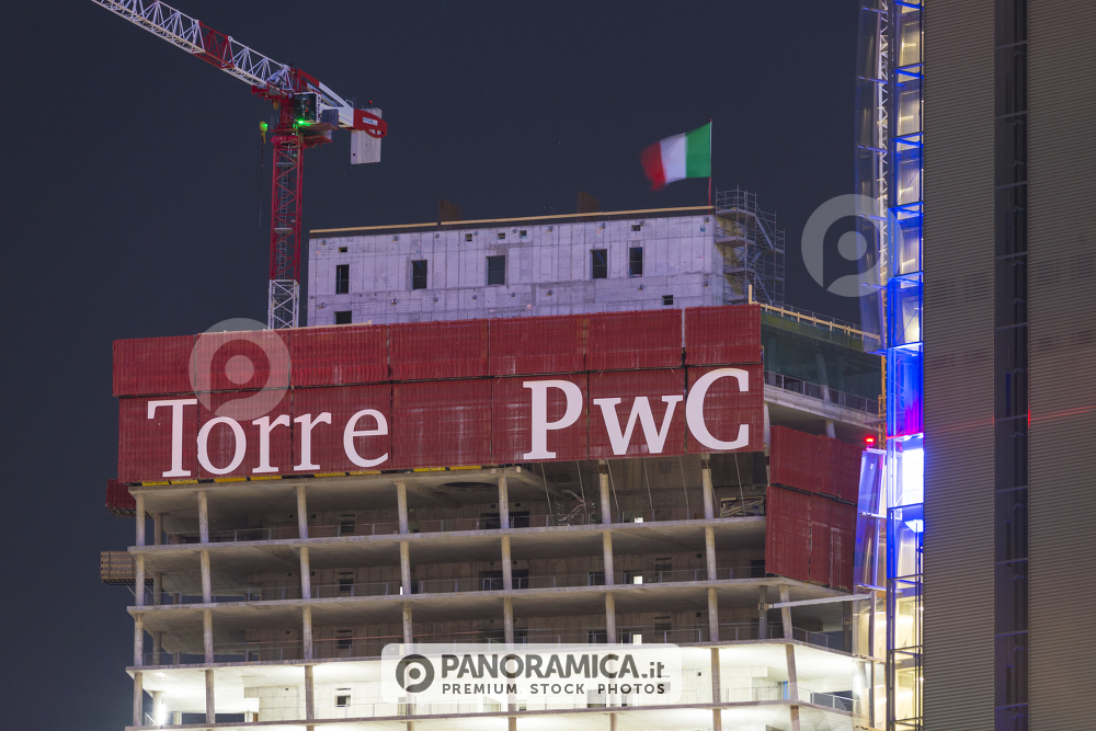 Bandiera italiana in cima al Curvo di CityLife