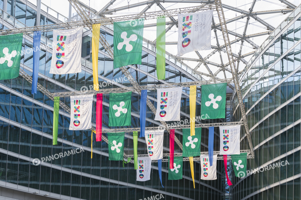 Bandiere della Regione Lombardia e di EXPO 2015