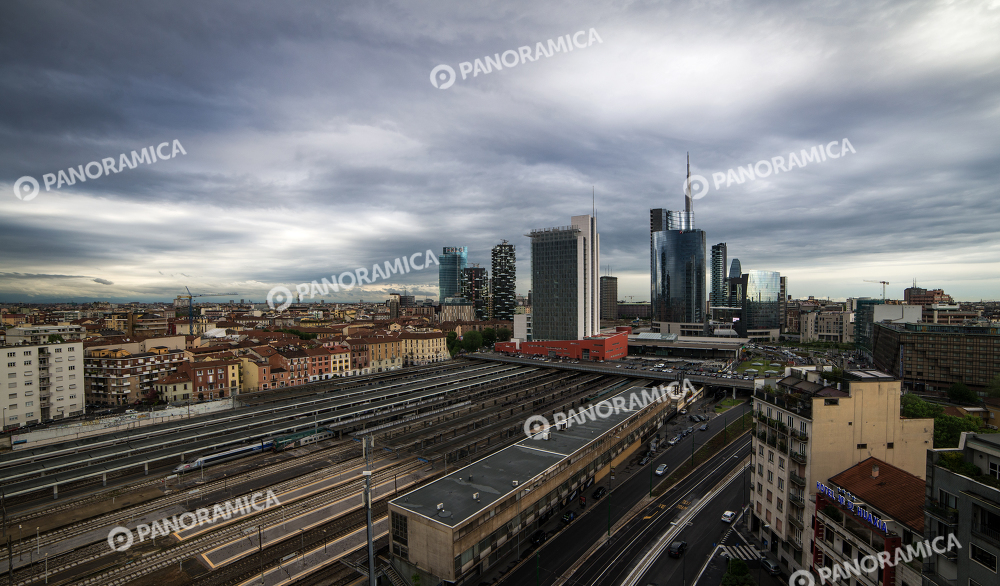 Binari della Stazione Garibaldi FS e grattacieli di Porta Nuova