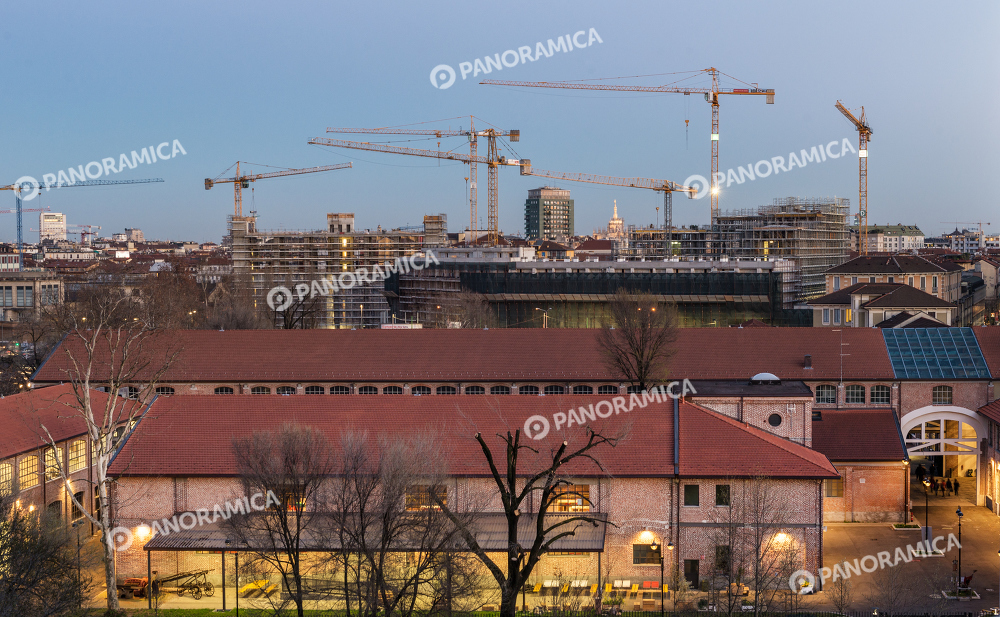 Cantieri e gru di Porta Volta Home e la Fabbrica del Vapore