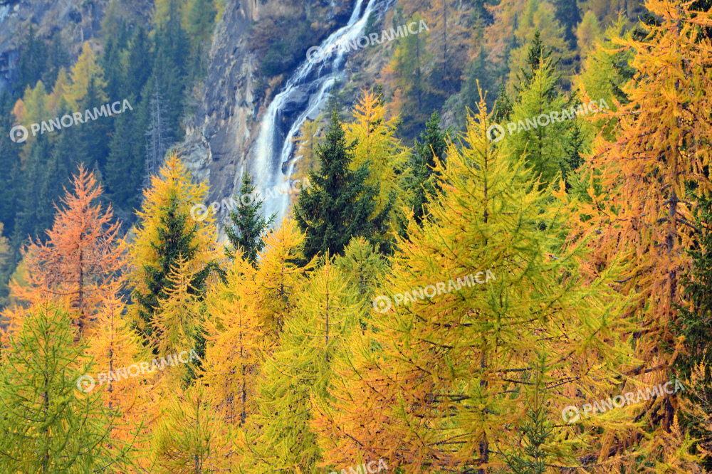 Cascata tra i colori autunnali