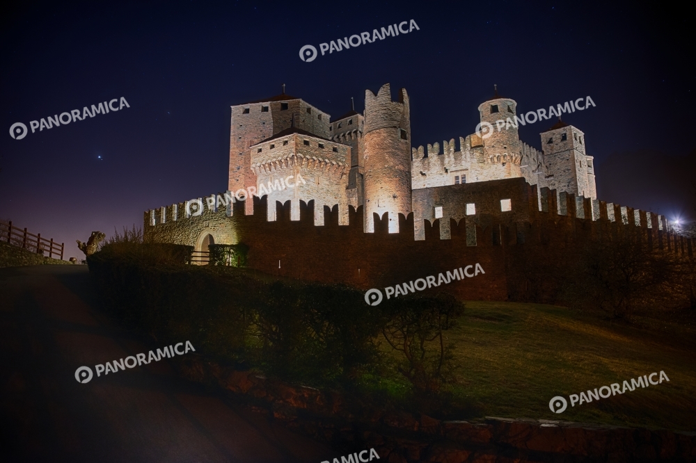 Castello di Fénis di notte