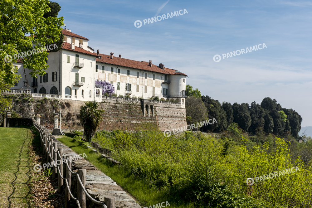Castello di Masino con alberi