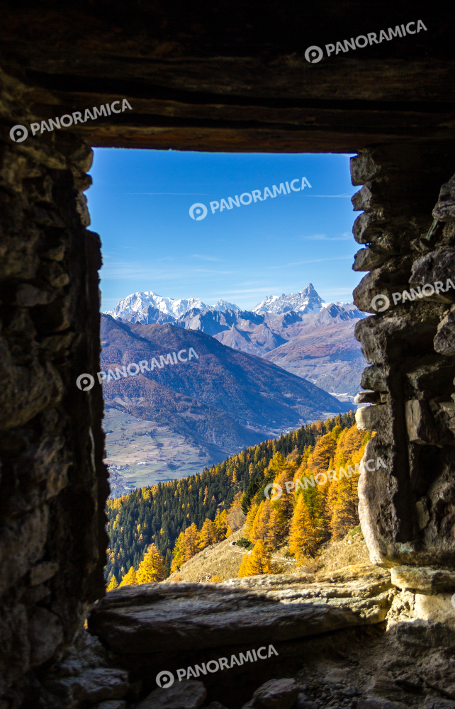Catena del Monte Bianco dalla finestra di un alpeggio