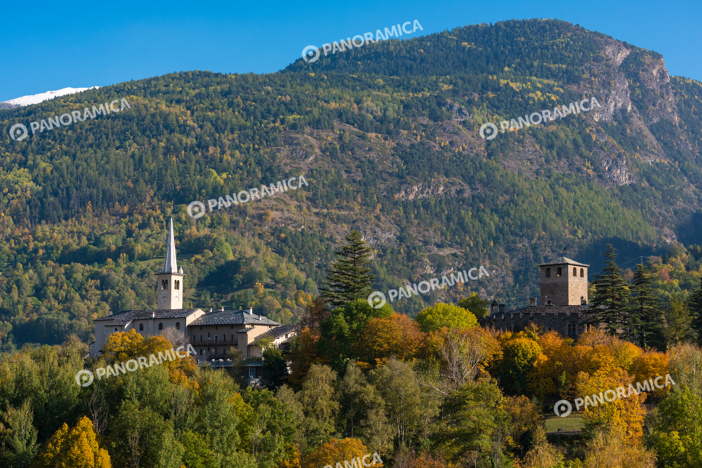 Chiesa e Castello di Introd in autunno
