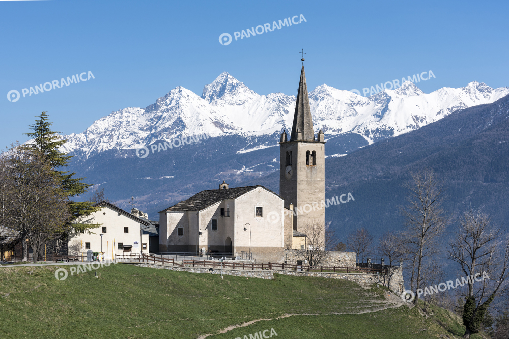 Chiesa Saint Nicolas con Becca di Nona e Monte Emilius