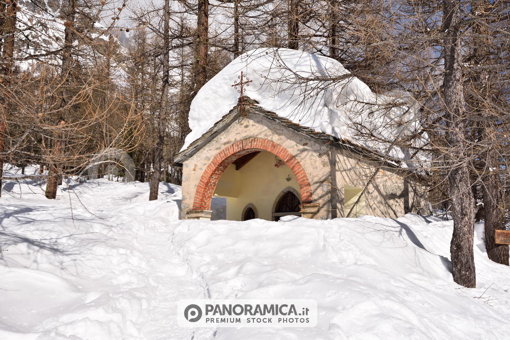 Chiesetta innevata -Val Ferret 