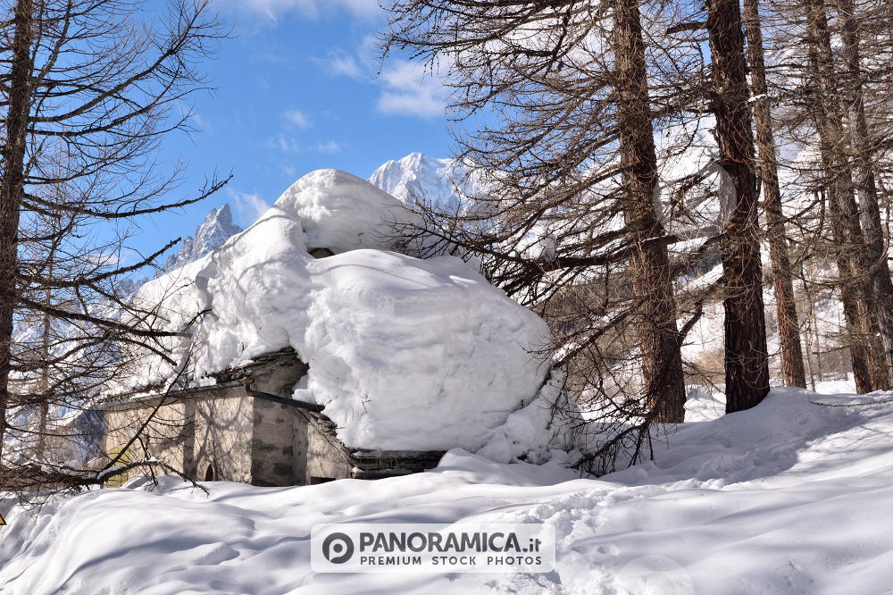 Chiesetta sotto la neve 