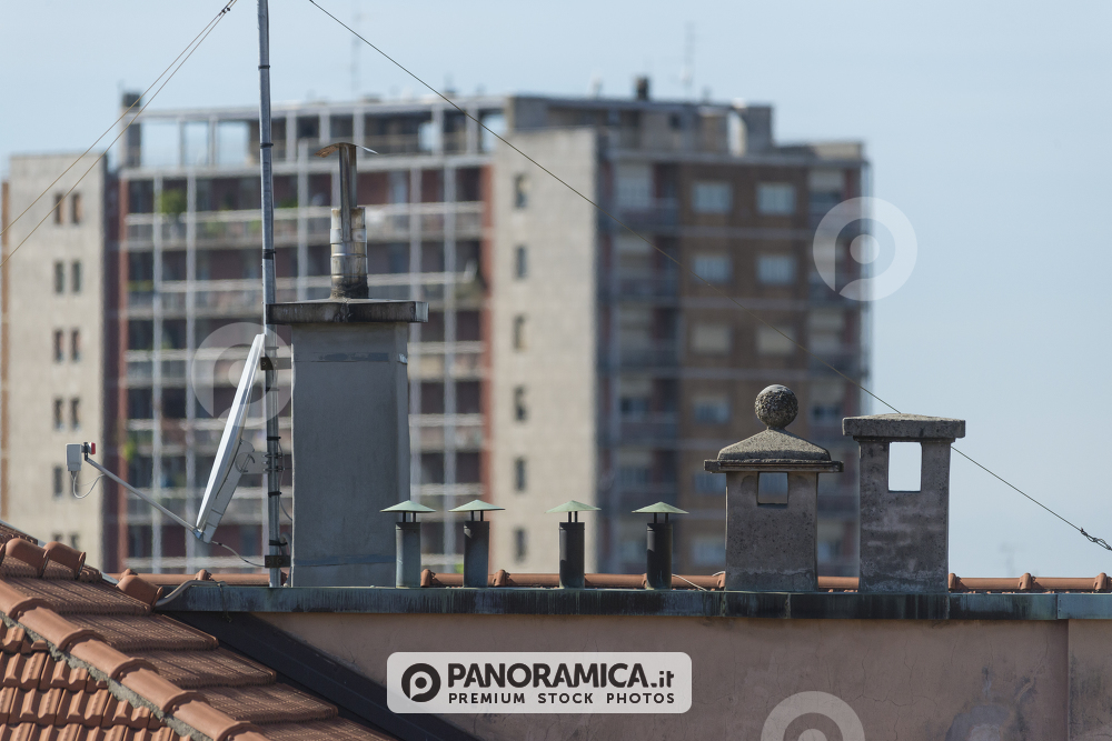 Comignoli e condominio di Via Domenichino 