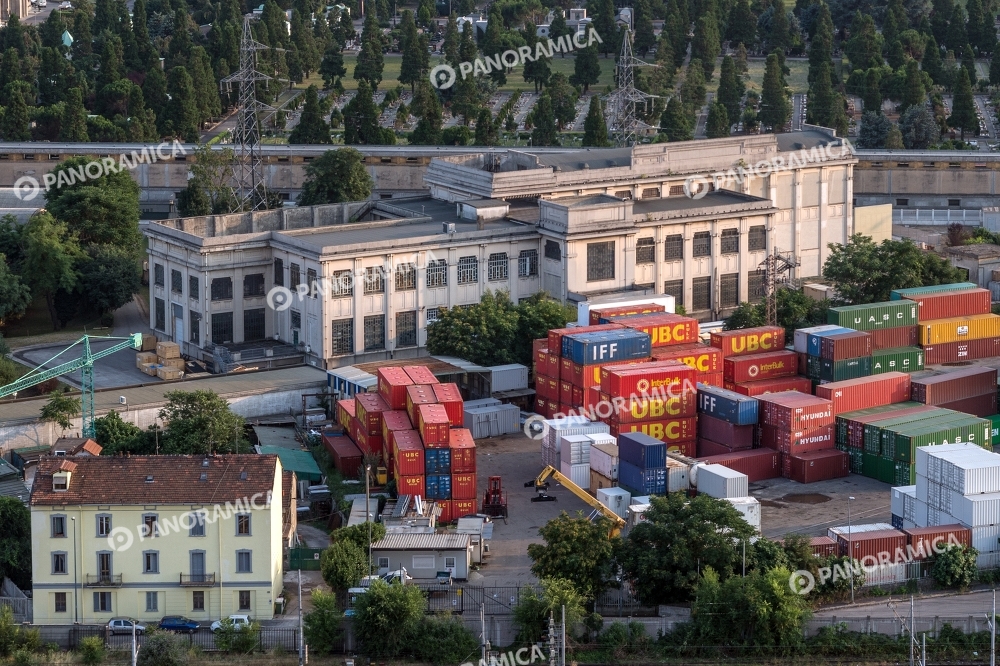Container allo scalo ferroviario di Via Triboniano