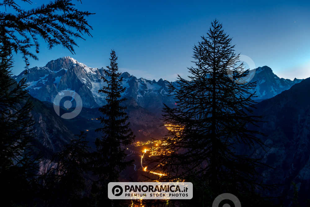 Courmayeur con il Monte Bianco di notte
