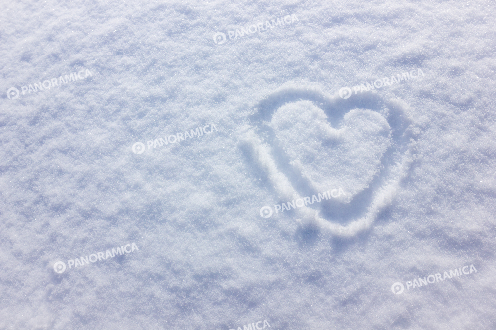 Cuore disegnato su neve