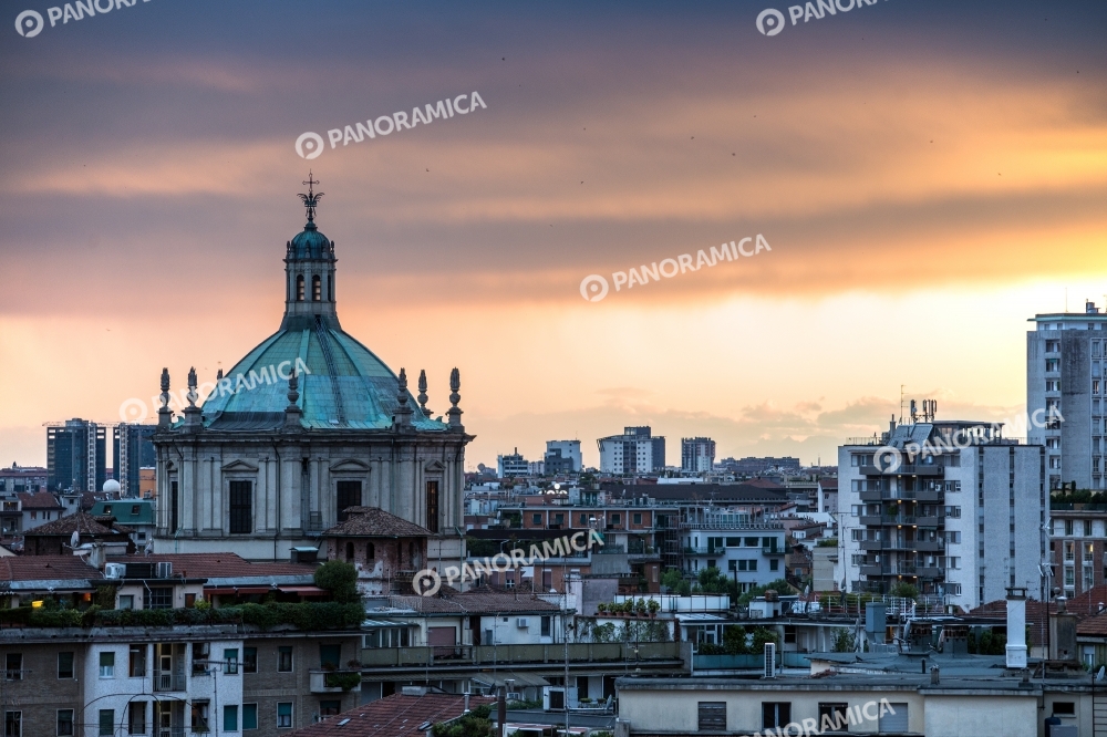 Cupola Basilica di San Lorenzo Maggiore al tramonto