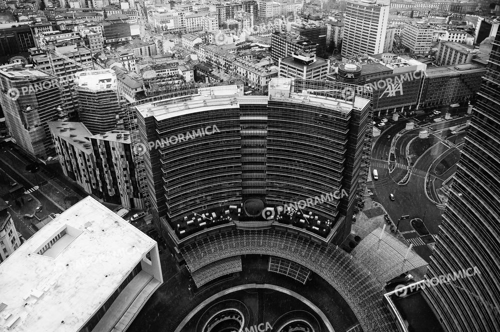 Curve della Torre Unicredit in bianco/nero
