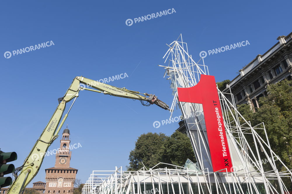 Demolizione Expo Gate in Piazza Castello