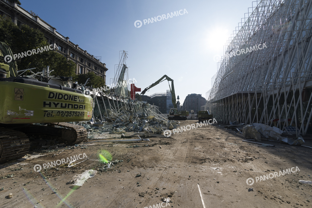 Demolizione Expo Gate in Piazza Castello