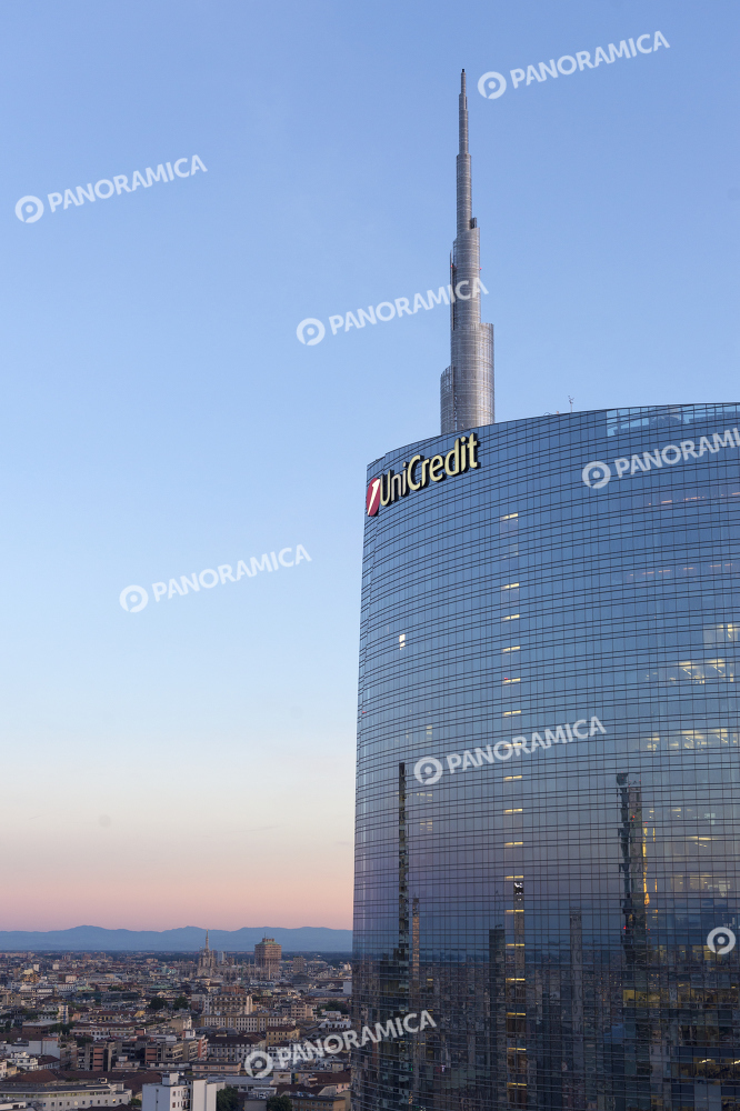 Dettaglio insegna illuminata Unicredit