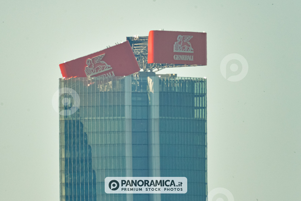 Dettaglio insegna piegata della Torre Generali in CityLife