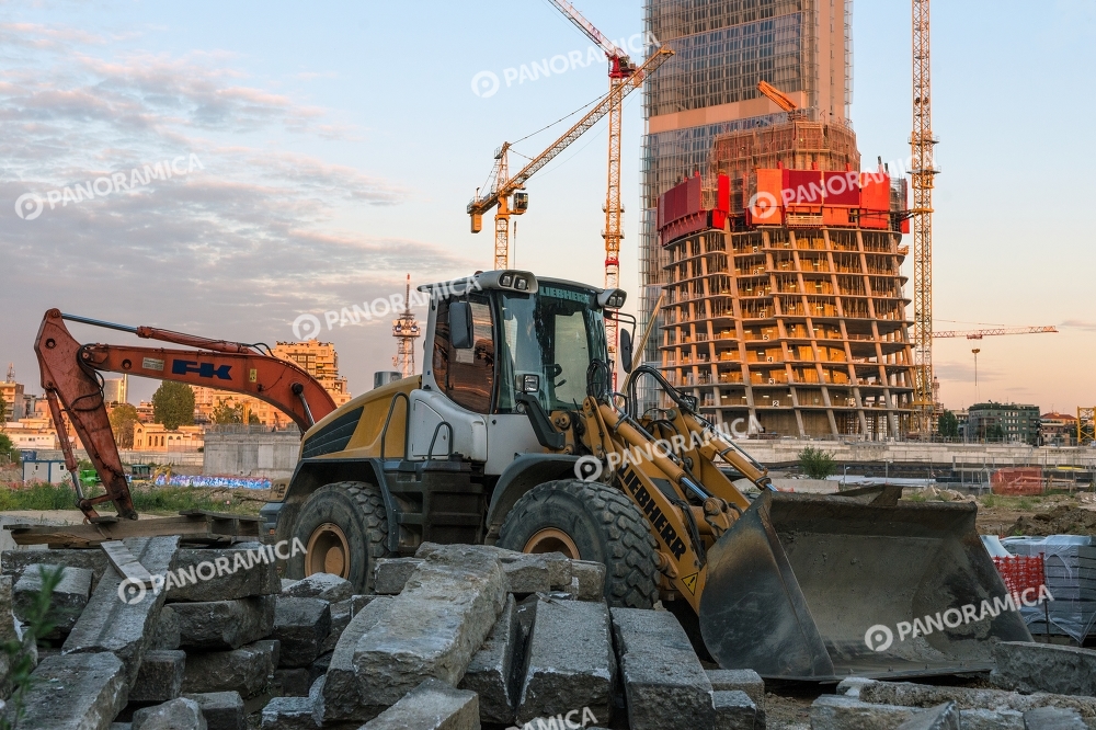 Escavatore Liebherr e Torre Hadid in cantiere