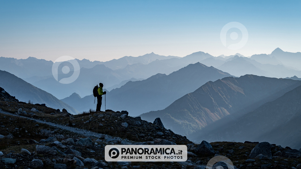 Escursionista con ombre statificate di montagne
