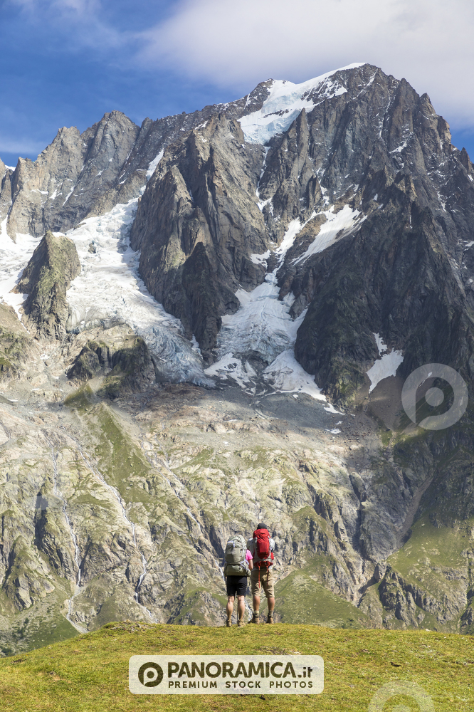 Escursionista di fronte alle Grandes Jorasses (Val Ferret, Courmayeur, Aosta, Valle d'Aosta, Italia)