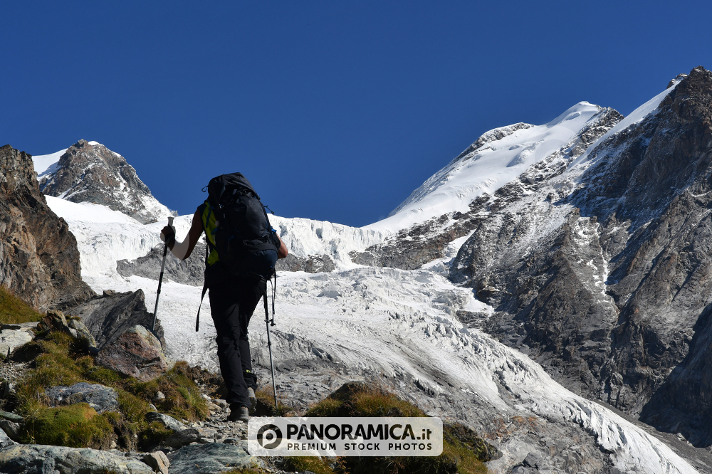 Escursionista sul sentiero del Rifugio Mezzalama, Monte Rosa