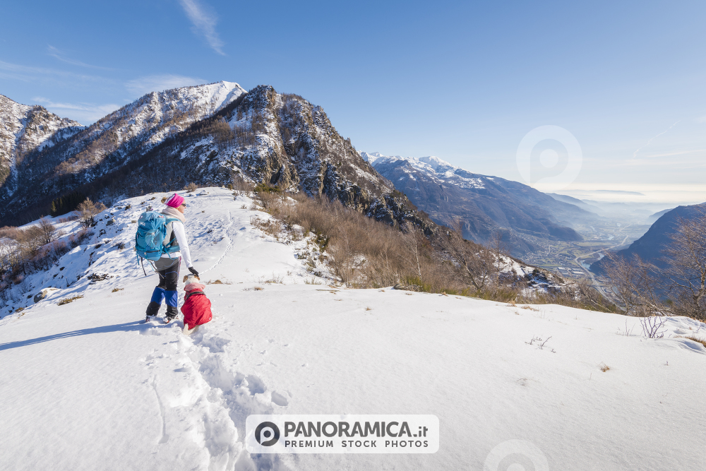 Escursionista sulla Tete de Cou, Arnad, Valle d'Aosta.
